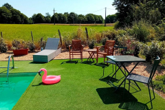 zwembad-met-flamingo-in-frankrijk